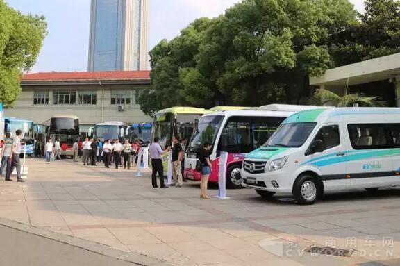 与会嘉宾参观福田欧辉样车.jpg