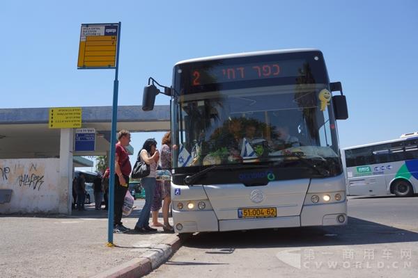 5 运行在以色列街头的金旅客车.jpg