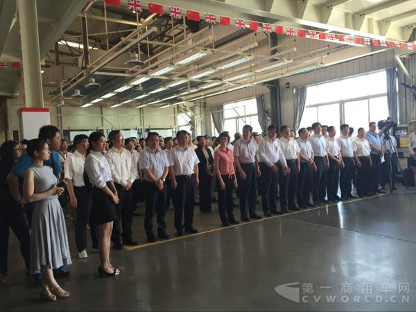 出席发运仪式的嘉宾和媒体.jpg