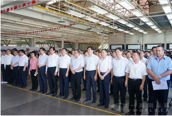 上汽大通第10万辆车下线暨出口英国3000辆车发运仪式在无锡基地隆重举行2.jpg
