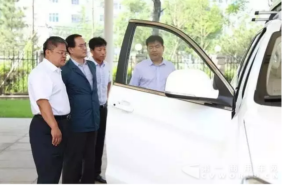 参观样车.png
