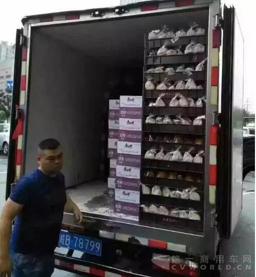 抗洪赈灾一线，总有江淮轻卡的身影2.jpg