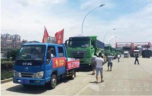 中国重汽新型渣土车投奔抗洪一线2.jpg