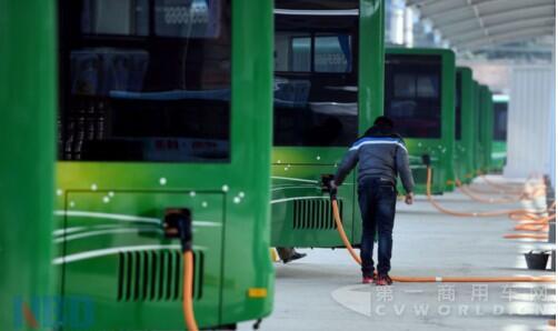 全国已建成公共充电桩8万多个 今年安排40亿支持基础设施项目.jpg
