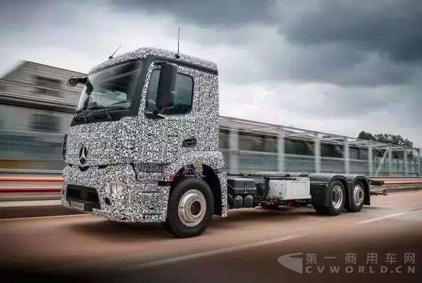 奔驰宣布推出纯电动重型卡车，续航200公里.jpg