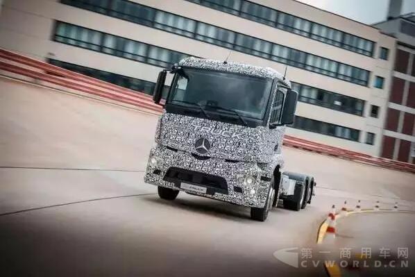 奔驰宣布推出纯电动重型卡车，续航200公里3.jpg