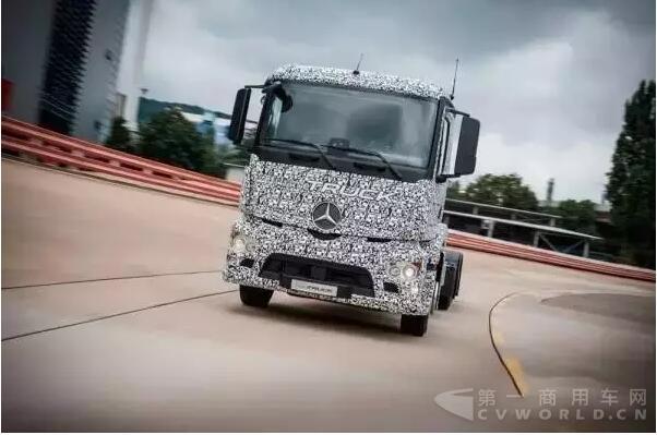 奔驰宣布推出纯电动重型卡车，续航200公里4.jpg