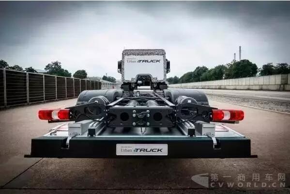 奔驰宣布推出纯电动重型卡车，续航200公里5.jpg