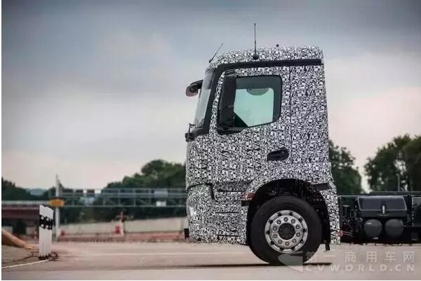 奔驰宣布推出纯电动重型卡车，续航200公里9.jpg