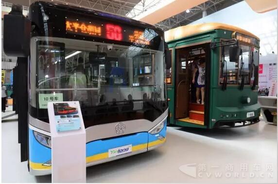12米纯电动客车与仿古铛铛车.jpg