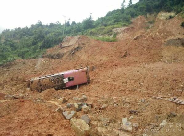 台湾一旅游团大巴在福建遭山体滑坡致1死，22人从天窗逃出.jpg