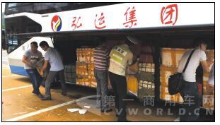 客车的行李箱装满了的海鲜，准备运往重庆龙头寺被查.jpg
