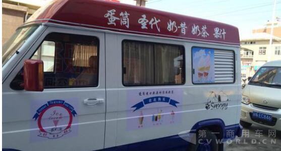 小伙3万买辆依维柯客车，改装成流动冰淇淋店2.jpg