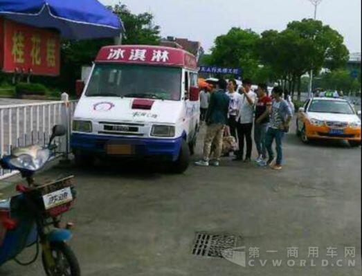 小伙3万买辆依维柯客车，改装成流动冰淇淋店5.jpg