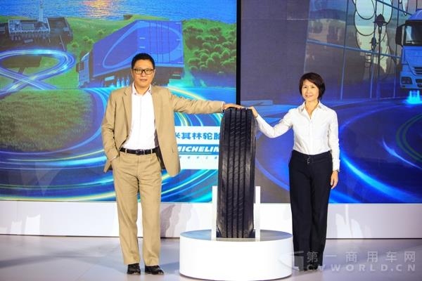  米其林（中国）投资有限公司副总裁陆惠峰先生（ 左）、米其林（中国）投资有限公司卡客车轮胎部市场总监李文芳女士（右）现场合影.jpg