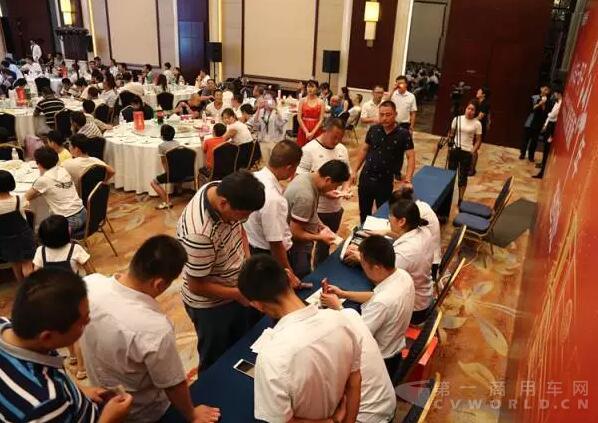 劲销556台！解放J6P领航版牵引车绽放临沂！4.jpg