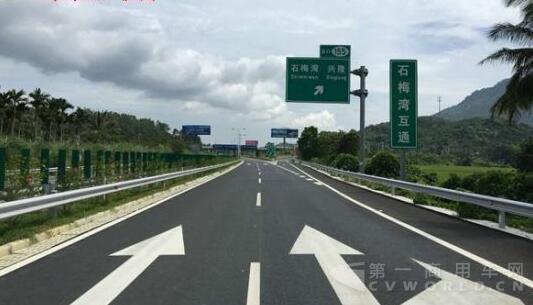 G98环岛高速公路石梅湾至三亚段改建工程（左幅），继今年8月10日开通林旺互通立交至三亚迎宾互通立交后，9月6日下午，石梅湾互通立交至陵水孟果坡互通立交开放交通；9月7日，三亚藤桥互通立交至林旺互通立交也将开放交通，据介绍，这两个路段交通的陆续开放，将大大缓解交通压力。.jpg