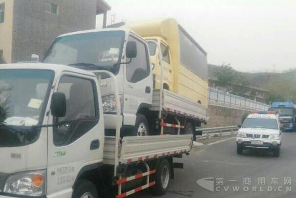 高速路上发现货车上演少林叠罗汉，车主为了省点运费铤而走险2.jpg