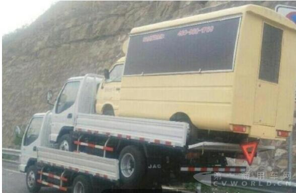 高速路上发现货车上演少林叠罗汉，车主为了省点运费铤而走险4.jpg