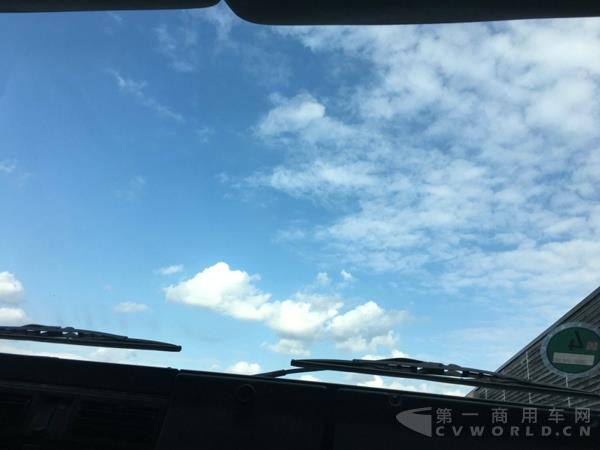 试驾时的天空.jpg