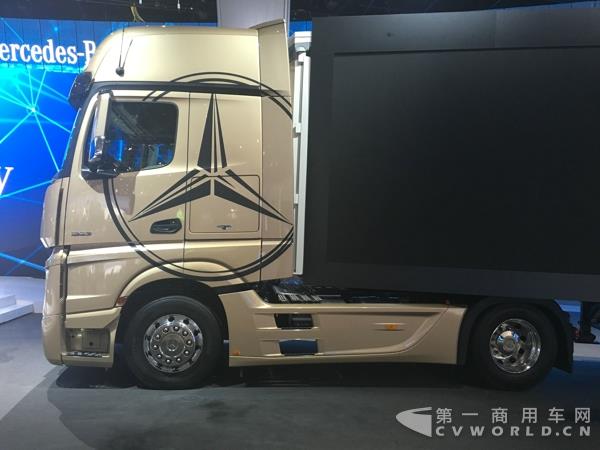 奔驰Actros 1853欧六牵引车,530马力3.jpg