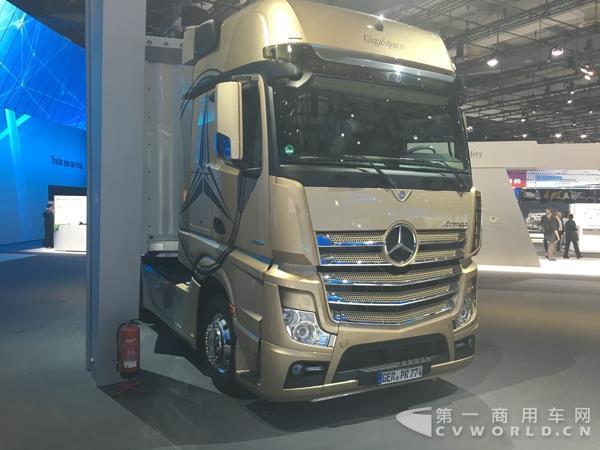奔驰Actros 1853欧六牵引车,530马力2.jpg