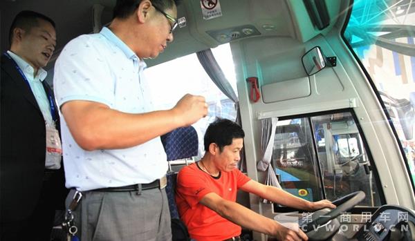 嘉宾试驾海格客车.jpg