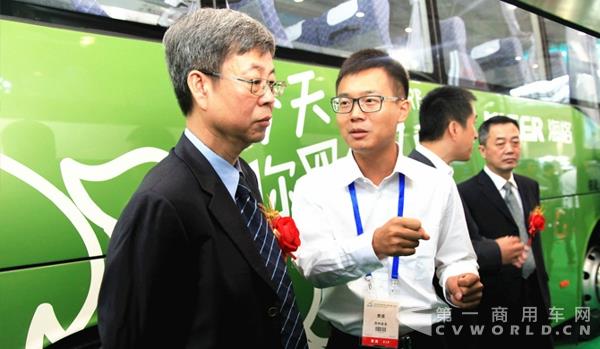 海格技术工程师向交通运输部科学研究院院长石宝林讲解海格的硅油液外冷却循环系统.jpg