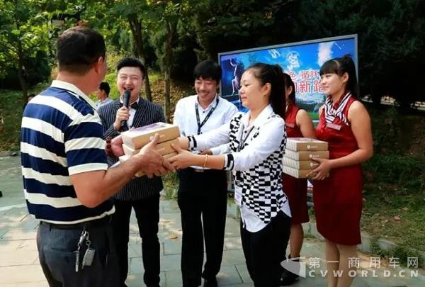 展车寻宝，送上对客户的祝福.webp.jpg