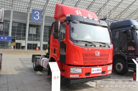 解放J6L 4×2牵引车，220马力 (1).jpg