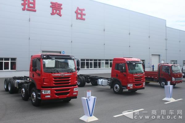 一汽解放青汽展示JH6、天V、悍V等重、中、轻卡车型 (2).jpg