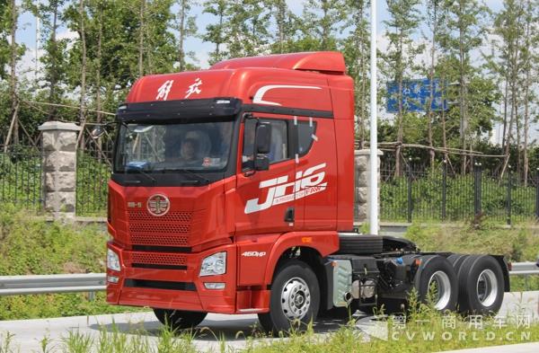 媒体记者试乘一汽解放青汽的460马力JH6牵引车 (4).jpg
