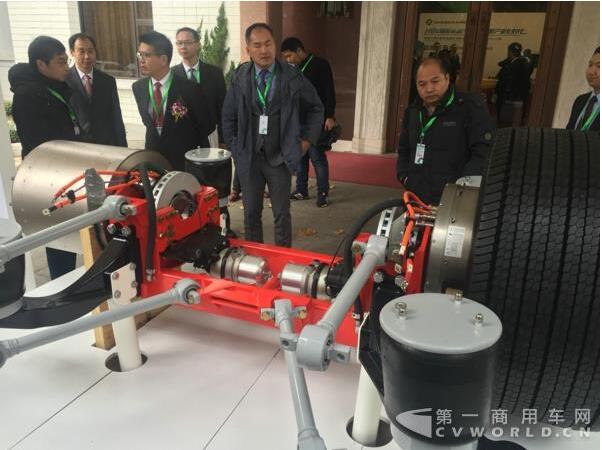 发布会场外展示的轮毂电机技术产品.jpg