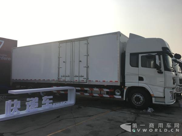 陕汽德龙快递车.jpg