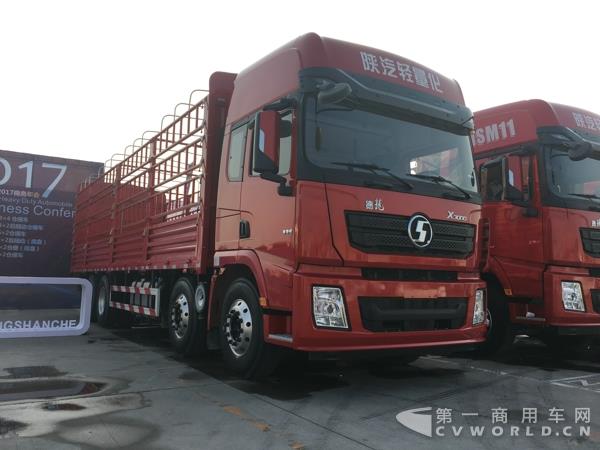 陕汽德龙X3000轻量化栅栏运输车3.jpg