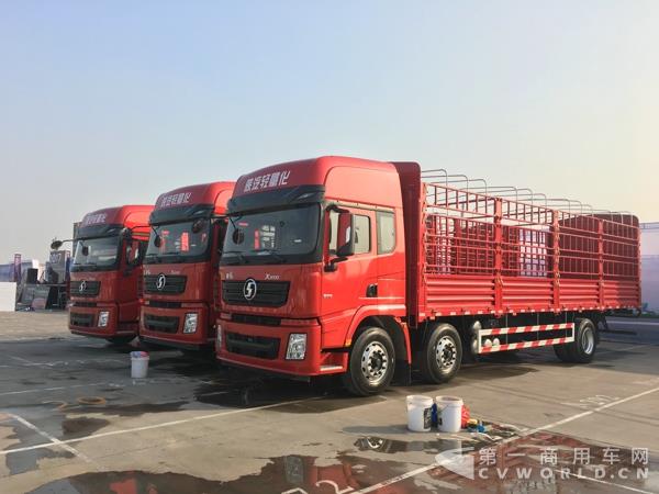 陕汽德龙X3000轻量化栅栏运输车.jpg