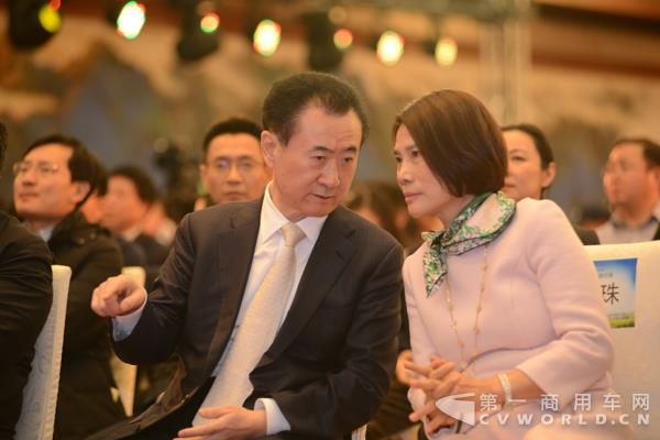 如果一个企业不能给你的用户解决最基本的安全问题,还要担心电池起火和生命安全,你凭什么说你的技术先进?凭什么让别人用你的产品?董明珠说,她有一辆特斯拉,开了不到三年就需要换电池,对消费者来说使用成本太高。而银隆的钛酸锂电池,作为电池负极没有可燃物,不仅在技术上排除了起火的可能性,还可保证30年的使用寿命,这就是对社会的贡献。 王健林与董明珠 投资银隆是万达近30年来第一单投资制造业,投的钱不算太多(5亿元)。从项目的投资前景来看,我自己判断,它是有前途的。王健林在谈到对珠海银隆的看法时说,珠海银