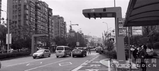 全球首条电容储能式电车公交充电桩亮相宁波鄞州街头.jpg