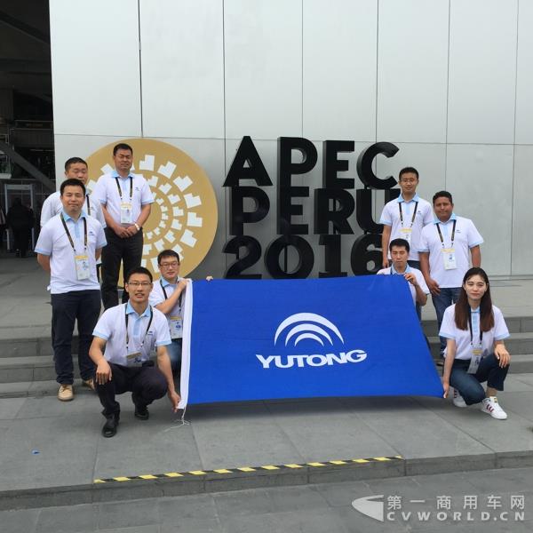 宇通工作人员在APEC会场保障用车工作.jpg