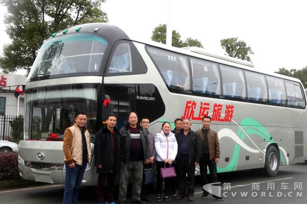 常德市欣运旅游运输有限公司机务人员前往苏州提车.jpg