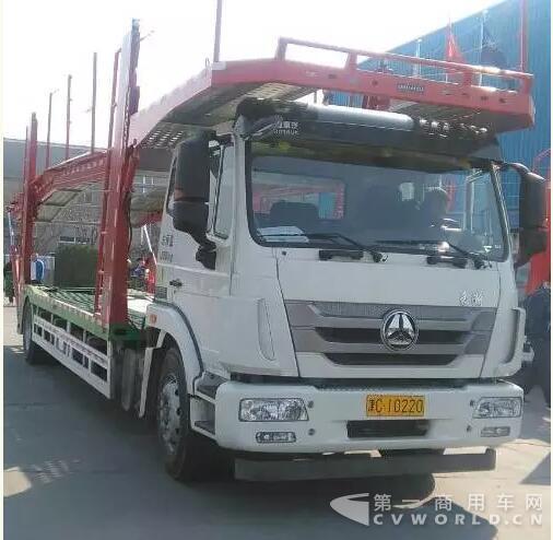 国内首辆中国重汽4X2中置轴轿运车上牌了.jpg