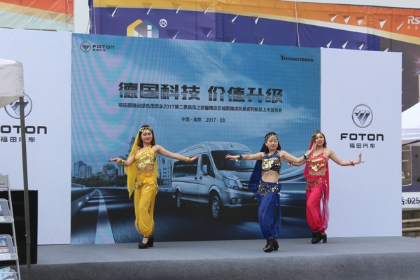 现场歌舞表演.jpg