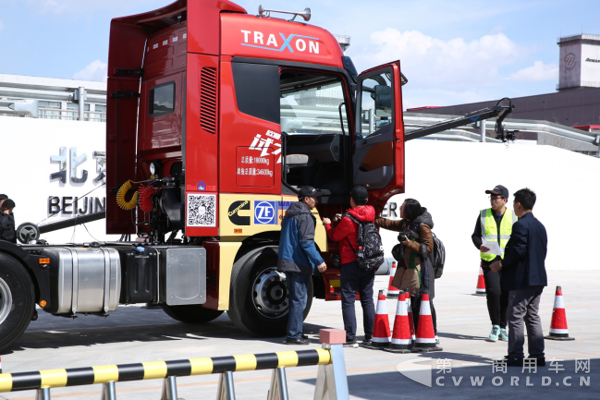 【销量稿】欧曼EST超级卡车1000台交车之日又订出1600多台【定稿】20170327v2.0907.png
