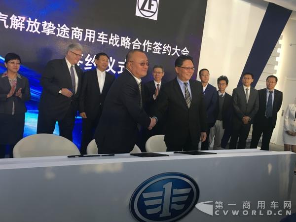 解放与合作伙伴签约2.jpg