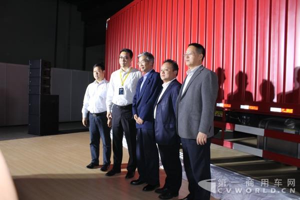 与会嘉宾为新乘龙M3全国上市揭幕.jpg