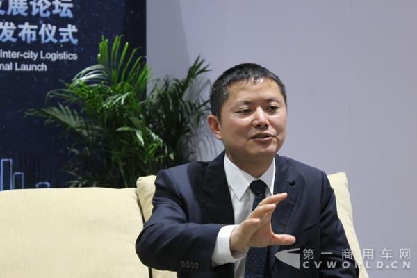 东风柳州汽车有限公司商用车销售公司副总经理刘志刚接受媒体采访 (1).jpg