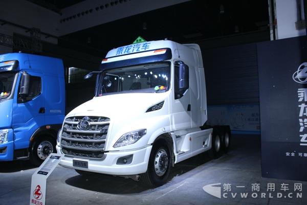 乘龙T7长头牵引车 (2).jpg