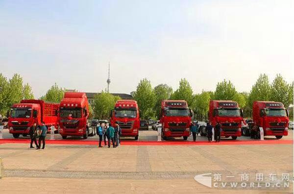 豪沃T7440牵引车.jpg