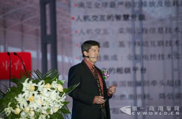 康明斯动力总成专家Mr.Tracy Waddell讲解康明斯X12超级智能动力.jpg