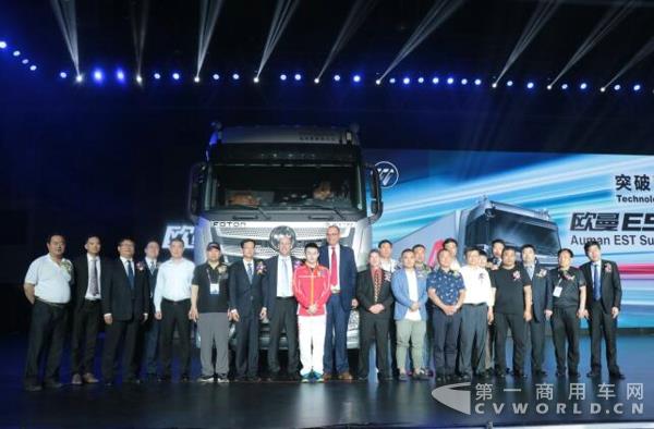 欧曼EST超级卡车登陆山东与会嘉宾合影.jpg